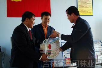 陈树学部长向党建活动室赠送书籍