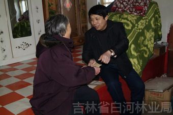 崔彦副局长走访慰问退休困难职工