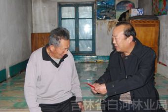 杜汶彦局长走访慰问退休困难职工