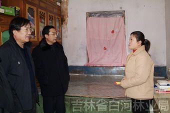 宋友书记陪同州政府劳动局副局长孙嘉成、州总工会外企工会主席千昌全到困难职工家走访慰问