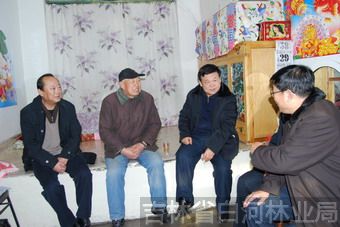 杜汶彦局长陪同州政府副秘书长李南钟、州林管局工会主席王炜到困难职工家走访慰问